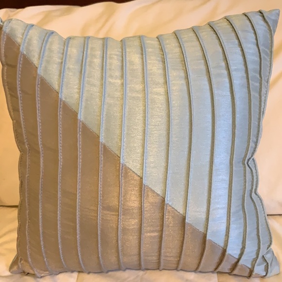 Decorative pillows - Picture 3 of 10